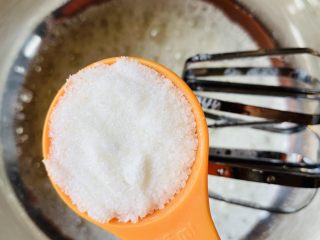 16、古早味蛋糕????,打发几下出现鱼眼泡加入20g糖粉。