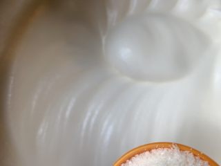 18、古早味蛋糕????,最后一次加糖粉要打发到出现明显纹路。