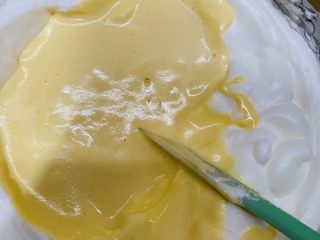 22、古早味蛋糕????,再把蛋黄糊全部倒入蛋白霜里。