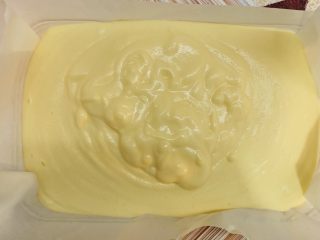 24、古早味蛋糕????,最后翻拌好的蛋糊从高处倒入模具中。