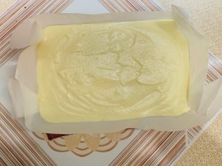 25、古早味蛋糕????,铲子轻轻抚平表面。