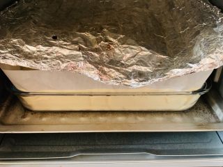 26、古早味蛋糕????,放入烤箱底层,直接盖上锡纸。