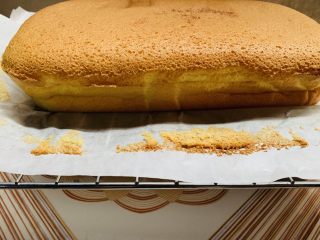 28、古早味蛋糕????,放烤架晾凉。