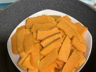 1、南瓜饼,老南瓜切片装盘蒸