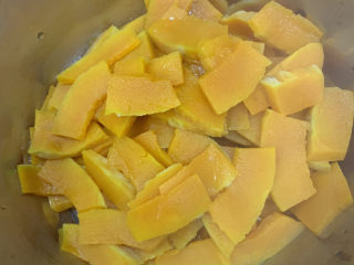 2、南瓜饼,老南瓜蒸熟后放入大盆中