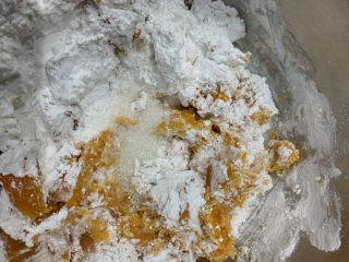 3、南瓜饼,往盆里加上糯米粉和白糖搅拌均匀