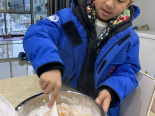 4、南瓜饼,先用勺子把老南瓜和糯米粉一起搅拌，一定注意千万不能加水哟！