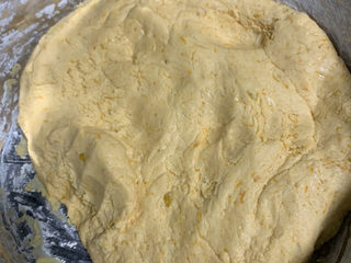 5、南瓜饼,揉成这个样子后就可以捏成圆饼的形状了