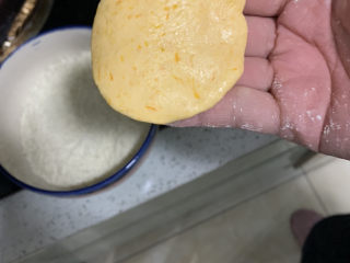 6、南瓜饼,捏成饼后再两面裹上面包糠，没有面包糠的就可以直接下锅炸了！