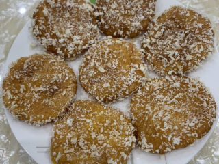 7、南瓜饼,油锅里的忘记拍了，饼下锅的时候油温不要太高。