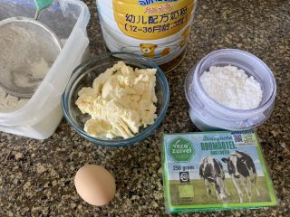 1、奶酪饼干,准备好所有食材，自己做美食，越来越讲究食材，用澳优能力多G4奶粉，乐荷有机黄油，给孩子吃的放心！