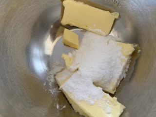 2、奶酪饼干,糖粉分两次加入黄油打发