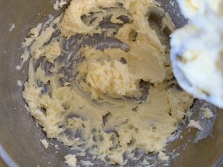 3、奶酪饼干,完全打发均匀。