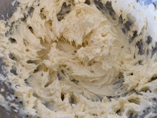 5、奶酪饼干,用电动打蛋器低速搅拌到均匀的状态。