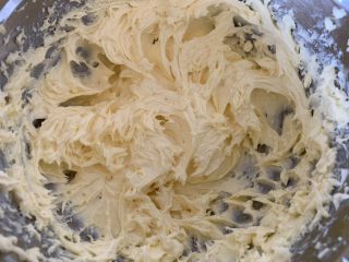 7、奶酪饼干,再次用电动打蛋器打到均匀的状态。