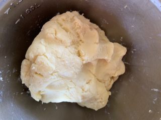 9、奶酪饼干,用刮刀拌均匀。