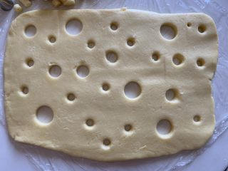 11、奶酪饼干,我用裱花嘴在面片上面，按压出不同大小的圆孔