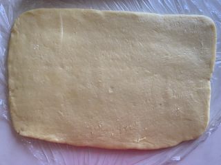 10、奶酪饼干,把面团擀成长方形，约0.8到1厘米的厚度。