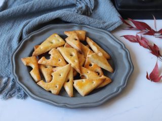 14、奶酪饼干,奶香浓郁非常好吃。