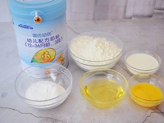 1、卡通奶香饼干,准备好材料