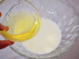 2、卡通奶香饼干,纯牛奶加入玉米油