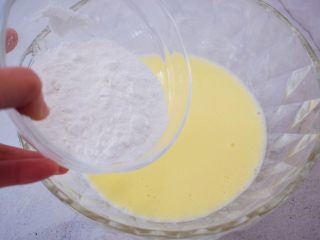 4、卡通奶香饼干,再加入糖粉，搅拌均匀