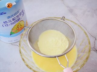 5、卡通奶香饼干,筛入奶粉，搅拌均匀