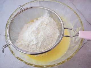 6、卡通奶香饼干,筛入低筋面粉