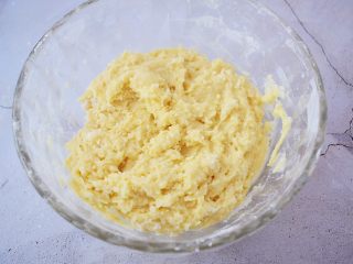 7、卡通奶香饼干,用刮刀拌匀