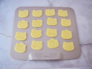 11、卡通奶香饼干,用刮刀小心的铲出来放入不粘烤盘中