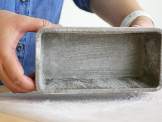 1、柠檬糖霜磅蛋糕,烤模内抹油、洒粉，备用