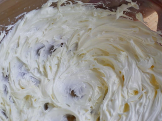 2、柠檬糖霜磅蛋糕,打盆裡加入室温软化的奶油跟盐，用中速打约四分鐘，打发的奶油顏色会变白、质地更膨鬆，再用刮勺把盆边的奶油都集中在一起