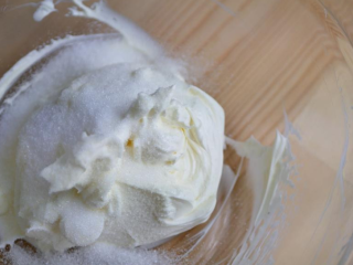 3、柠檬糖霜磅蛋糕,加入细砂糖，但要少量、分次地加入，避免一次加入太多，一样用中速搅打至混合均匀