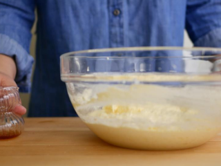 5、柠檬糖霜磅蛋糕,打完蛋后，加入香草精再打三十秒到一分鐘