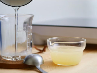 9、柠檬糖霜磅蛋糕,起一小锅来做柠檬糖浆，加入糖跟水，用中小火煮至糖溶解，沸腾后再多煮2分鐘便可移锅关火，最后加上10克的柠檬汁拌匀，放凉备用