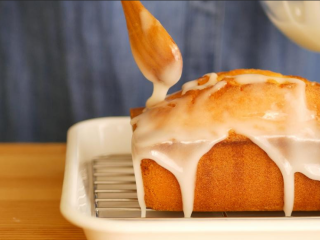 11、柠檬糖霜磅蛋糕,最后，取一个小碗加入筛过的糖粉，再倒入15克的柠檬汁充份搅拌，然后淋在已经涂了糖浆的磅蛋糕上，待糖霜乾透即可享用，建议冰过后再吃，风味绝佳