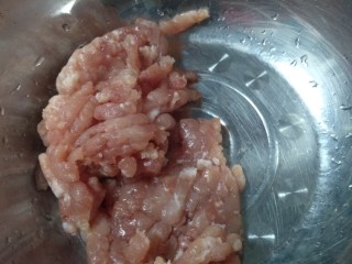 1、馄饨方便好吃,大人小朋友都喜欢。,肉馅准备好