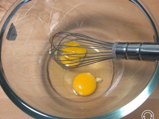 1、马芬纸杯蛋糕,鸡蛋2个放入玻璃碗中，用蛋抽打散。