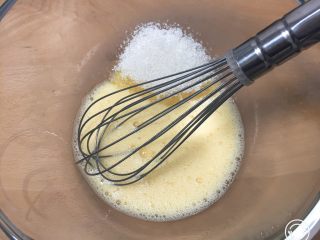 2、马芬纸杯蛋糕,加入全部细砂糖。