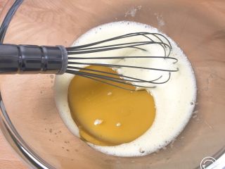 4、马芬纸杯蛋糕,倒入玉米油继续搅打均匀。