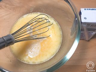 5、马芬纸杯蛋糕,加入牛奶继续搅打均匀。