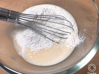 6、马芬纸杯蛋糕,低筋粉和泡打粉分两次过筛。