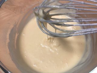 7、马芬纸杯蛋糕,搅打至浓稠。