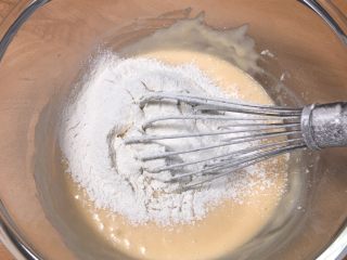 8、马芬纸杯蛋糕,再过筛低筋粉。