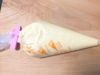 11、马芬纸杯蛋糕,蛋糕糊装入裱花袋中。