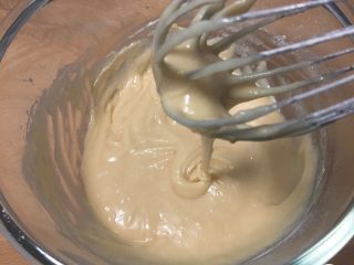 9、马芬纸杯蛋糕,再次搅拌均匀。