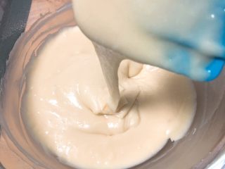 10、马芬纸杯蛋糕,用刮刀再翻拌几下。