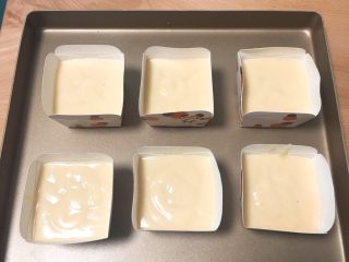 12、马芬纸杯蛋糕,依次挤入方形纸杯中，八分满震几下消泡。