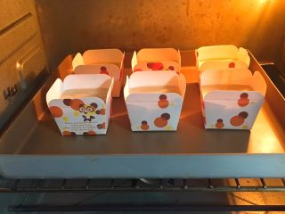 13、马芬纸杯蛋糕,烤箱预热至150度，烤制50分钟。