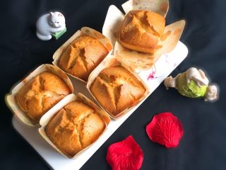 14、马芬纸杯蛋糕,烤完拿出冷却。